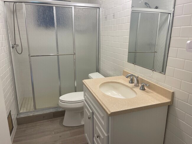 Full bath - 14 Balmville Rd