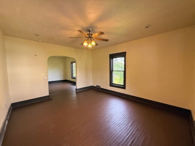 Building Photo - 2048 2nd St NE