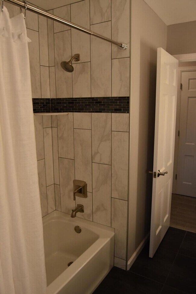 Building Photo - 4BR/3BA | Newly Renovated Single Family Home | Large backyard | In West Knoxville!