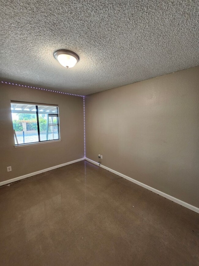 Building Photo - Charming Single-Story Home