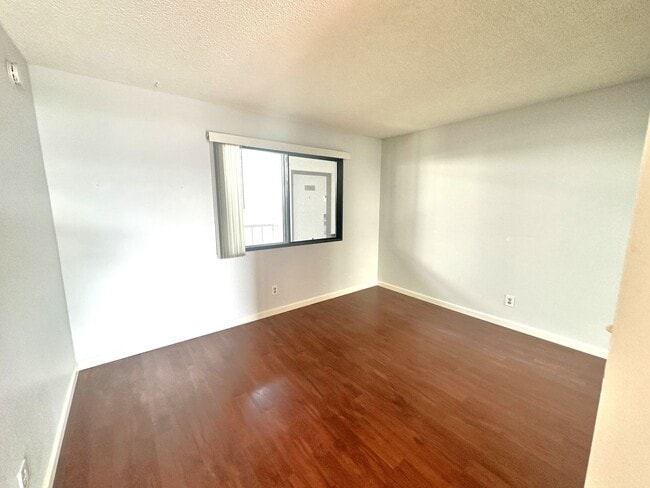 Building Photo - BEAUTIFUL TOP FLOOR  1 BED 1 BATH CONDO W/...
