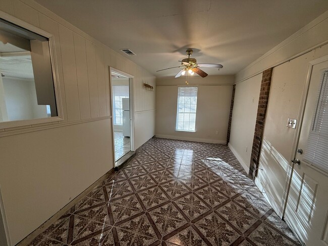 Building Photo - Charming 3 bedroom 1.5 Bathroom Located in...