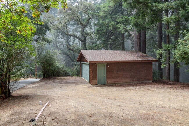Building Photo - 3 Bed / 2 Bath Woodside home on large lot ...