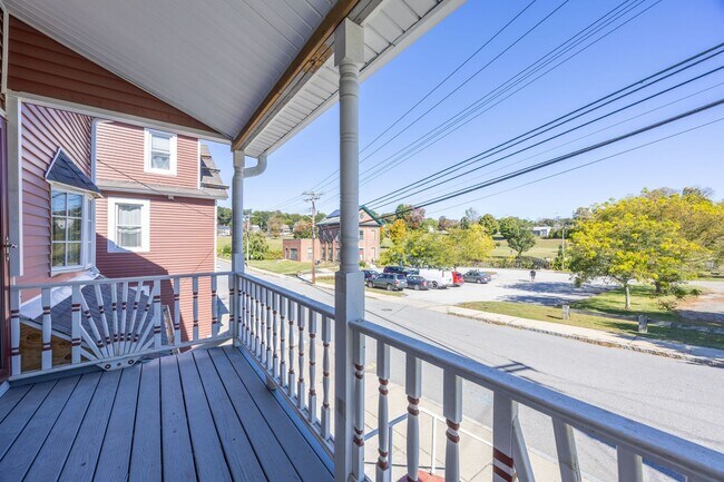 Building Photo - Spacious 3-Bedroom Duplex in Griswold