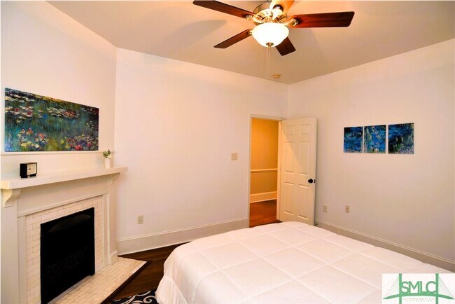 Building Photo - Spacious and fully furnished Victorian beauty