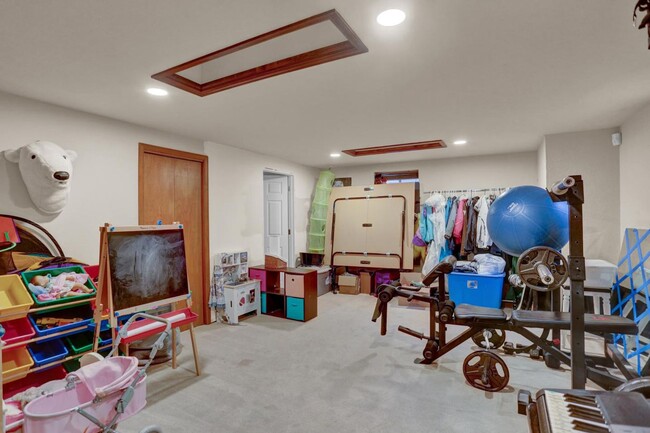 Building Photo - Beautiful 5 Bedroom Home Near the Cherry C...