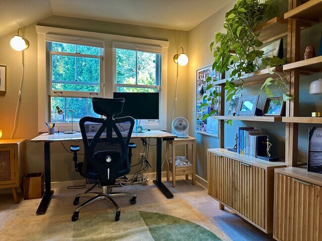 Building Photo - Gorgeous Maple Leaf Property - Huge Yard a...