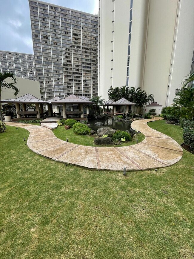 Building Photo - 1 Bed 1 Bath 1 Parking Gorgeous Views 33rd Floor in Honolulu Park Place!!!