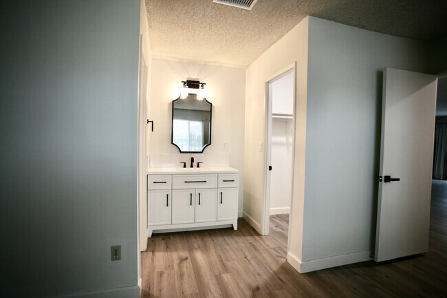 Building Photo - 3br, 2ba in a Great Family Neighborhood Available Now!