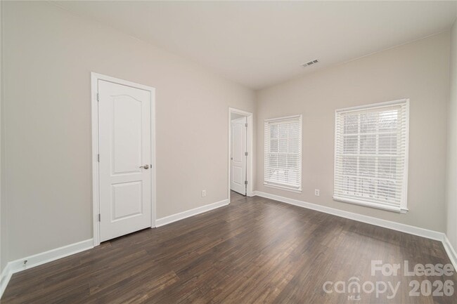 Building Photo - 108 S Square Row