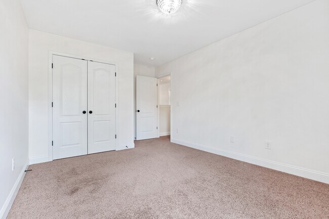 Building Photo - 1 Catalpa Ln N