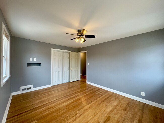 Building Photo - Spacious 4-Bedroom Townhome with Modern Am...