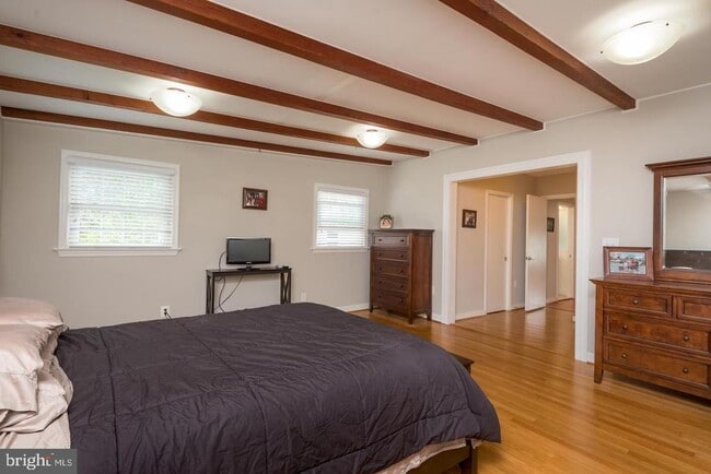 Building Photo - 5106 25th Pl N