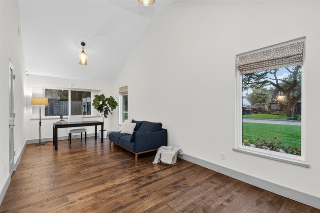Building Photo - 14603 Carolcrest Dr