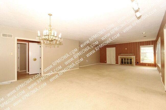 Building Photo - OVER 3000 SQ FT!!!  3 Bedroom, 2 Bath, 2 H...