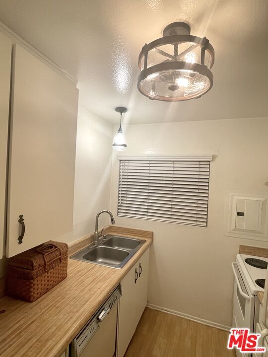 Building Photo - 271 S Ventura Rd