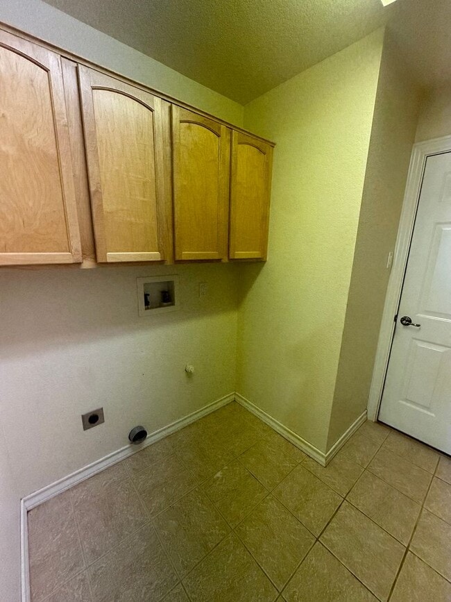 Building Photo - 2 Bed Home Plus Office Space! In Zia School District