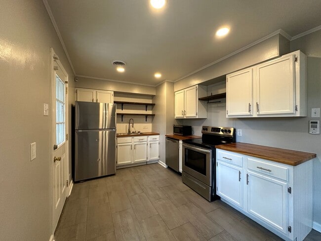 Building Photo - Gated Parking! Huge Backyard! Corner Lot! ...