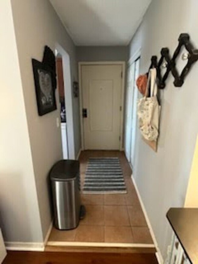 Building Photo - 1 Bedroom Condo in Hopkins