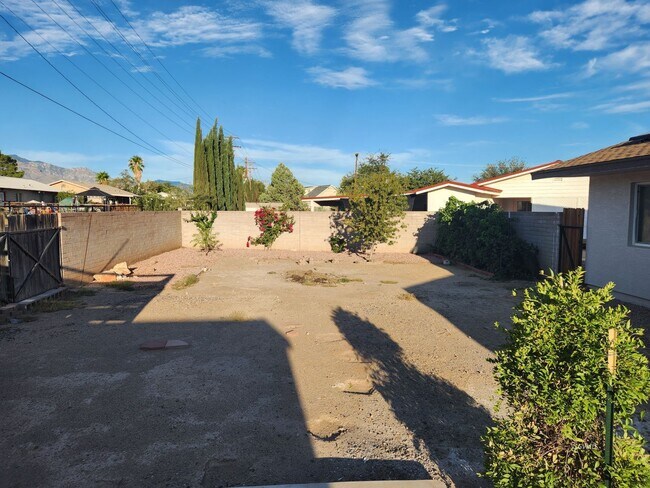 Building Photo - 830 W Stirrup Dr