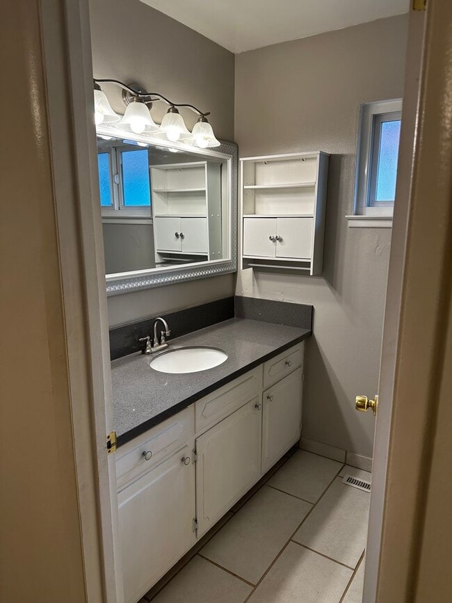 Building Photo - Fresno Home Available for Lease