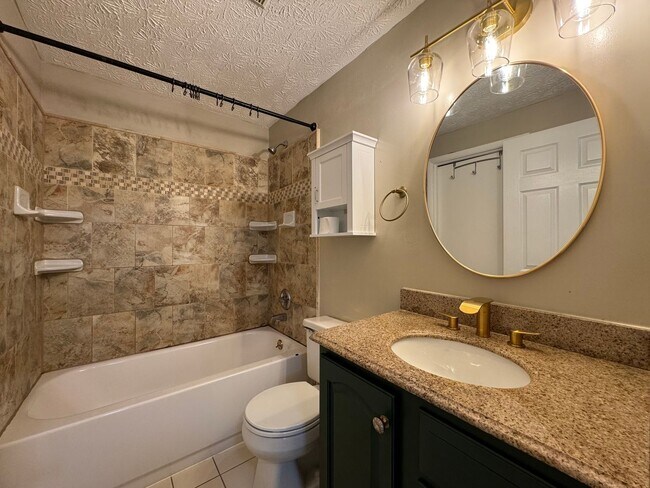 Building Photo - Charming 2 Bed 2 Bath Home Within Convenient Newington Commons Community