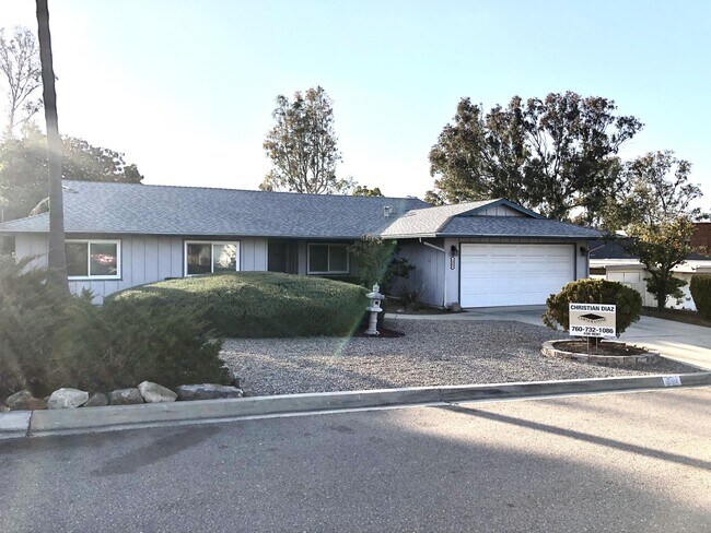 Building Photo - 1064 La Reina Dr