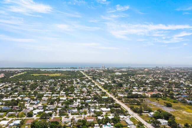 Building Photo - 19165 SE Homewood Ave