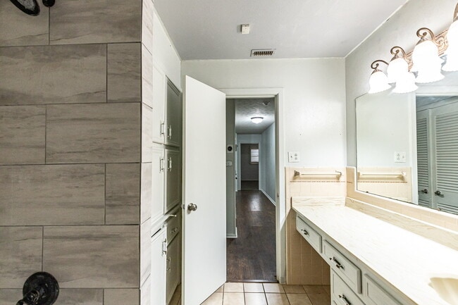 Building Photo - Charming 3 bedroom 2 bathroom