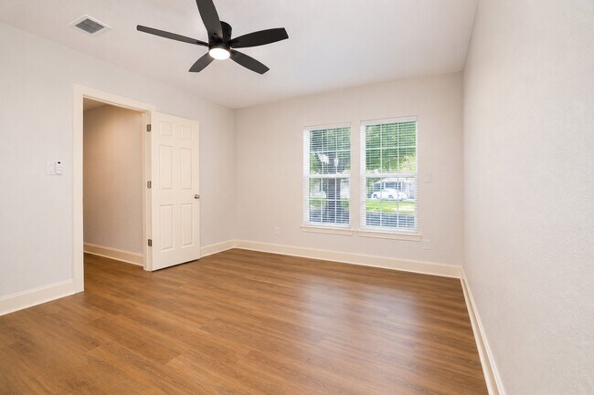 Building Photo - 1011 N Valderas St
