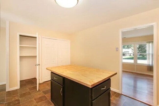 Building Photo - Charming, remodeled 3-Bed/1-Bath Parchment ranch style home with enclosed yard and garage