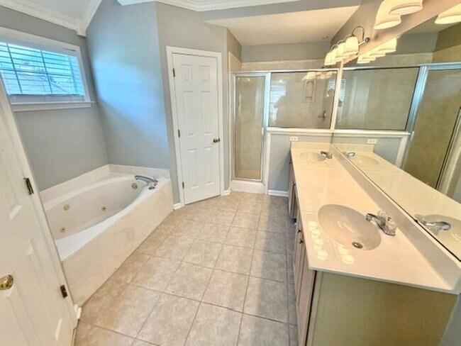 Building Photo - Spacious 4 bedroom with den available now in Cordova.