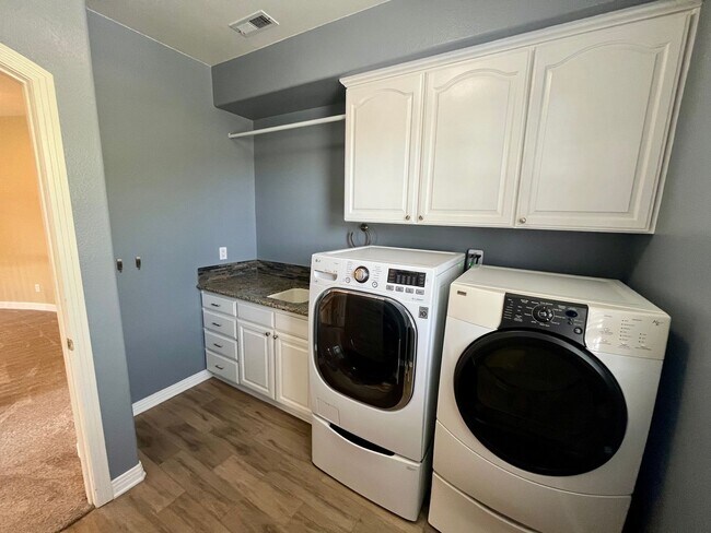 Building Photo - Carlsbad 4 bedroom Stunner on Cul-de-sac w...