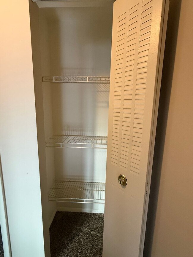 Building Photo - Spacious 2-Bedroom Townhome – Move-In Ready!