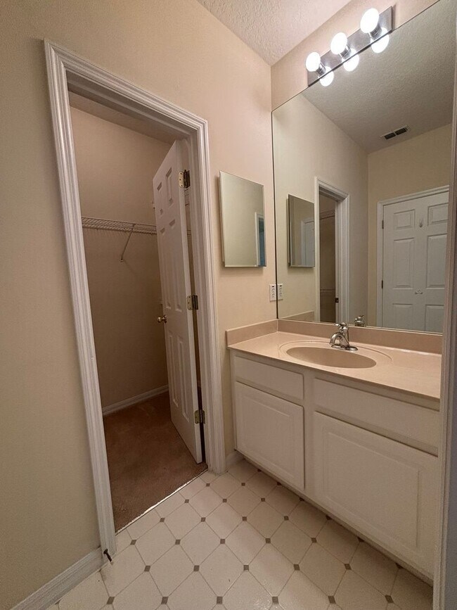 Building Photo - 1107 Croton Pl
