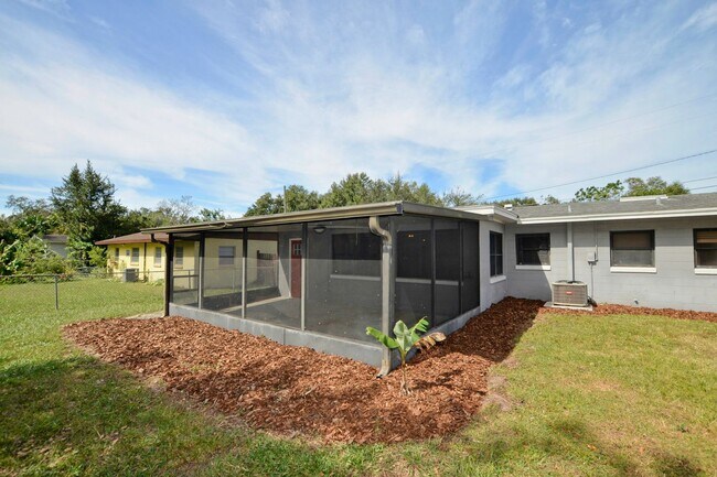 Building Photo - 4 bed 2 bath home