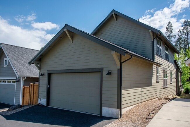 Building Photo - 936 E Black Butte Ave