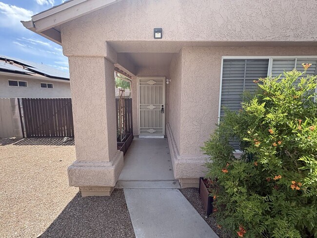 Building Photo - Move in ready east side rental