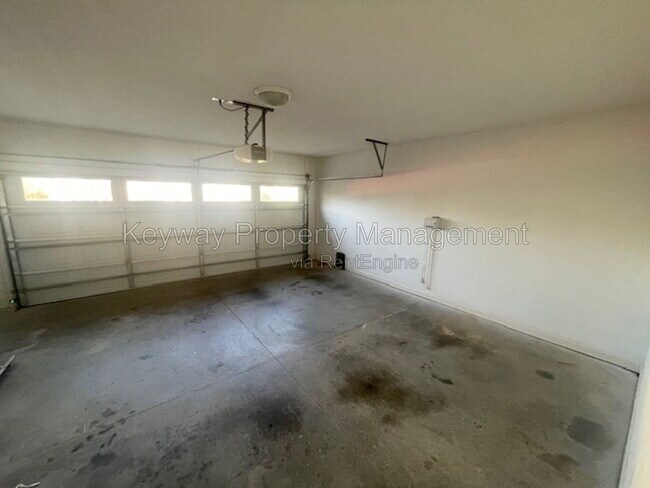 Building Photo - 880 Willow Lake