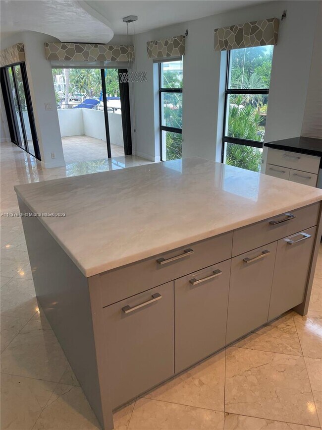 Building Photo - 76 Isle of Venice Dr