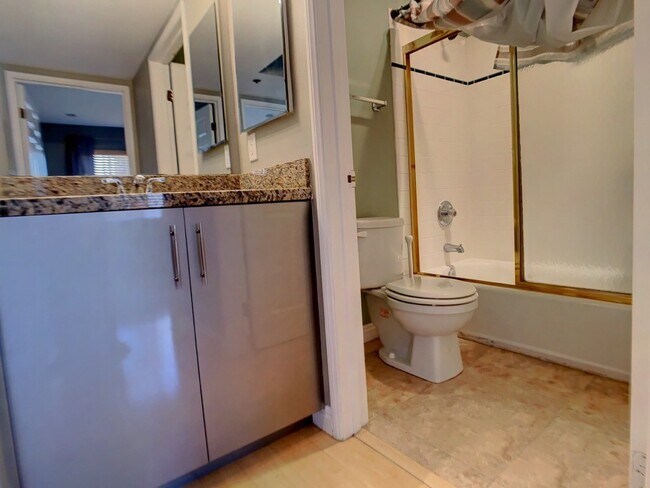 Building Photo - A Beautiful updated trilevel townhome in W Figueroa is now available for rent.