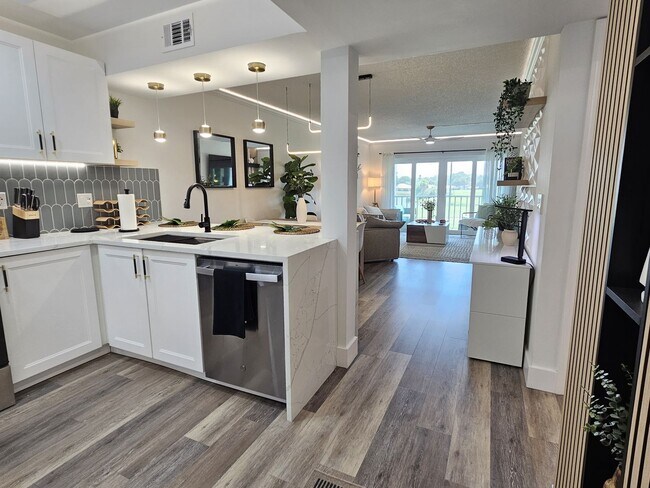 Building Photo - Gorgeous Seasonal Short-Term 2 Bedroom 2 Bathroom 2nd Floor Condo with Golf Transfer at Farmingto...