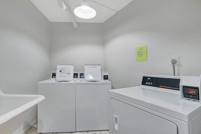 Building Photo - 2600 N Flagler Dr