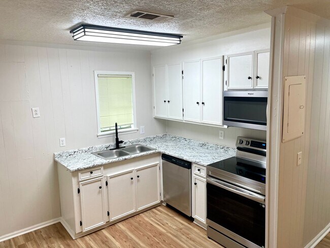 Building Photo - 2 Bed, 1 Bath Available for Rent in Brandon!