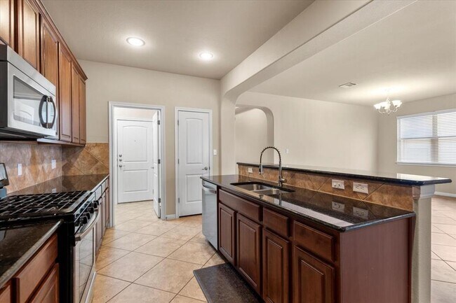 Building Photo - 2041 Livonia Dr