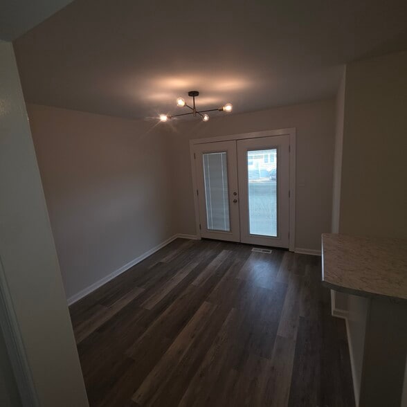 Building Photo - 1324 Riverdale Dr