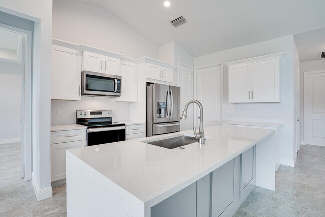 Building Photo - 388 SW Vista Lake Dr