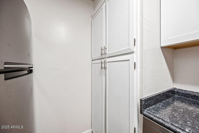 Building Photo - 5911 W Golden Ln