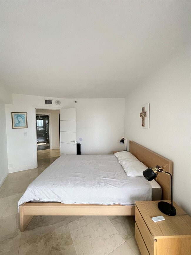 Building Photo - 19101 NE 36th Pl