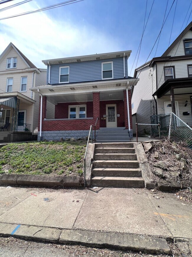 Building Photo - Updated 2BR house with Garage!